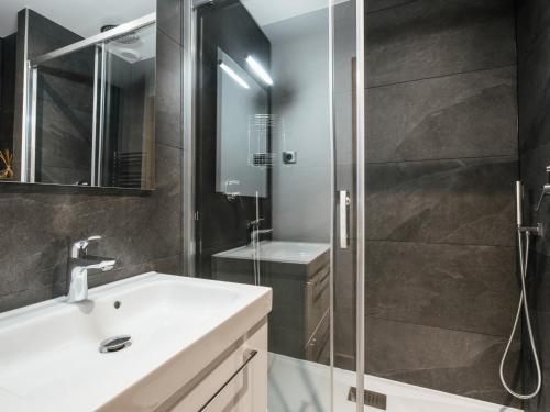 une salle de bain avec un lavabo et une douche en verre dans l'établissement Lodge 4****, 8 voyageurs, Sauna, Balcon, Accès internet, Parking - FR-1-304-217, à La Clusaz