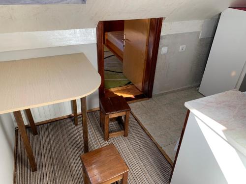 ズラティボールにあるApartman Vujovicの小さなお部屋で、テーブル、椅子、階段が備わります。