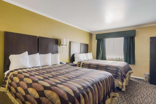 ein Hotelzimmer mit 2 Betten und einem Fenster in der Unterkunft Best Western Richfield Inn in Richfield