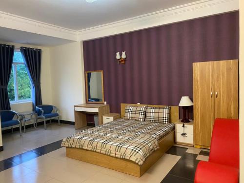 Un ou plusieurs lits dans un hébergement de l'établissement Phú Gia Hotel NB