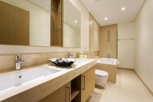 Koupelna v ubytování KeyHost - Superior 3BR Sea View - 52 42 Towers Dubai Marina- K2920