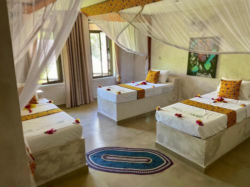 Giường trong phòng chung tại Blue Reef Sport & Fishing Lodge and Bungalows