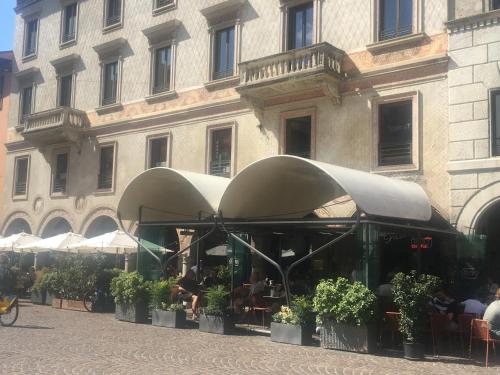 ein Gebäude mit einem Café vor einem Gebäude in der Unterkunft Casa Giampy in Bergamo