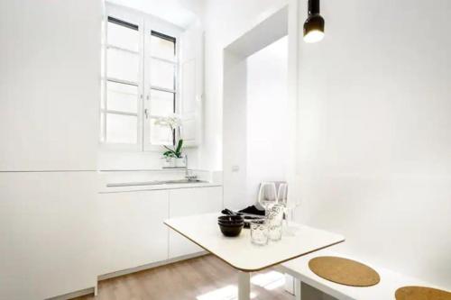 a white room with a table and a window at Apartment VSG25 nel centro di Cagliari in Cagliari