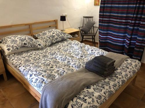 Cama con sábanas y almohadas azules y blancas en Cave Holidays Andalucia, en Los Carriones