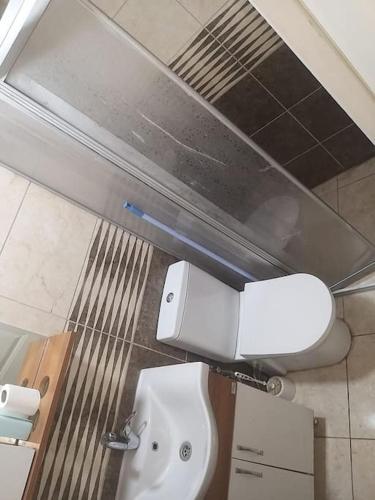łazienka z toaletą i umywalką w obiekcie Midtown Hotel Apartments 301 (2+1) w Stambule