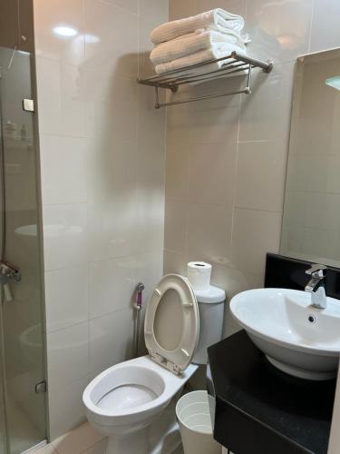 La salle de bains est pourvue de toilettes et d'un lavabo. dans l'établissement Telly's Studio Across NAIA3, à Manille