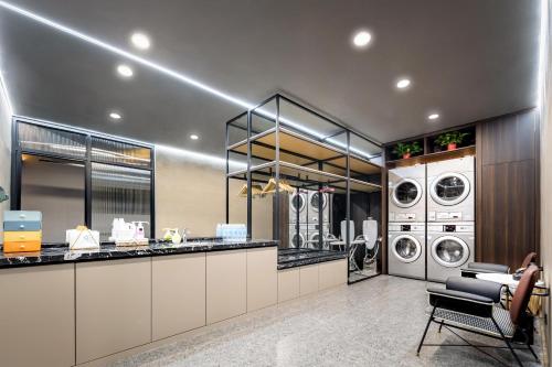 a laundry room with two washer and dryer machines at Atour Hotel Tongliao Wanda Plaza in Tongliao