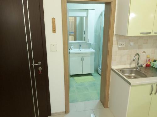 La petite salle de bains est pourvue d'un lavabo et de toilettes. dans l'établissement APARTMENTS KRAPEC2, à Ježdovec