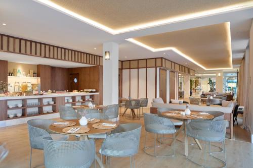 Un restaurante o sitio para comer en Meliá Zahara Resort & Villas