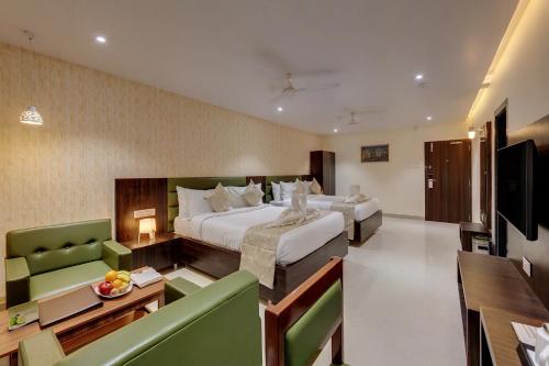 Ein Bett oder Betten in einem Zimmer der Unterkunft Guruprerna Beacon Resort, Dwarka