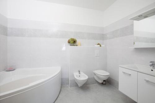 Koupelna v ubytování Villa Mirta in Crni (Haus für 8 Personen)