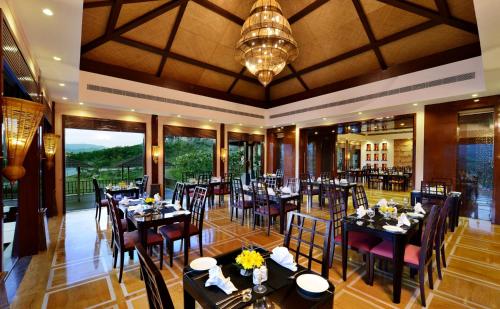 Restaurace v ubytování The Ananta Udaipur