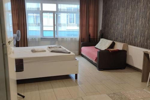 Habitación con cama y sofá. en Midtown Hotel Apartments 202(0+1), en Estambul