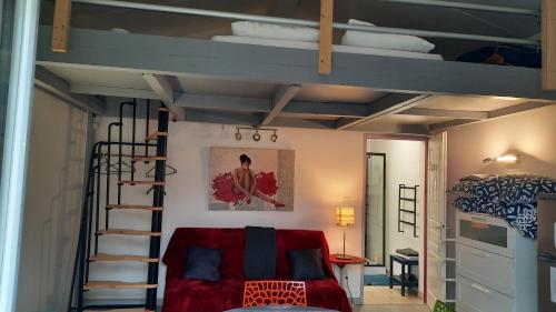 DORMIR A MONTAUBAN Logements Carreyrat Calme et Verdoyant في مونتوبان: غرفة مع سرير بطابقين وسلم إلى سرير بطابقين