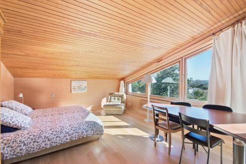 1 dormitorio con 1 cama, mesa y sillas en Villa Bakéa - Plage 10mn à pied, en San Juan de Luz