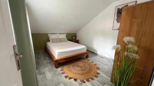 una piccola camera con letto e tappeto di Villa Horizon a Saint-Joseph