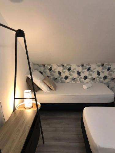 a room with a bed with a lamp and a table at Villa Horizon in Saint-Joseph