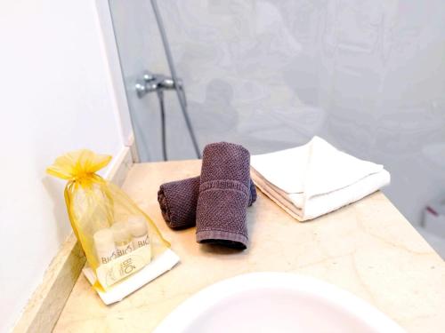 łazienka z fioletowym ręcznikiem i toaletą w obiekcie Sunset View Valle del Sol w Adeje