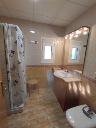 La salle de bains est pourvue de 2 lavabos et d'une douche. dans l'établissement Migjorn 6, à Deltebre