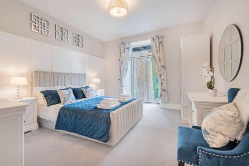 una camera con un letto e una sedia e una finestra di Belsfield Cottage a Bowness-on-Windermere