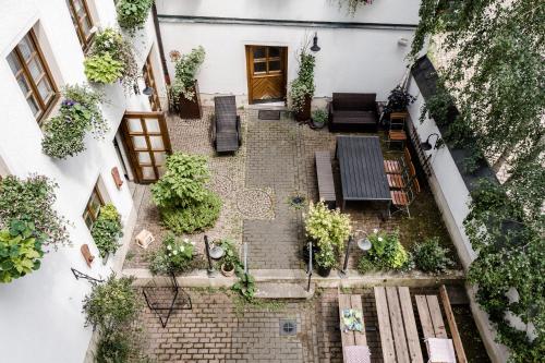 an overhead view of an outdoor patio with plants at Sommers Hotel Altes Posteck in Reichenbach im Vogtland