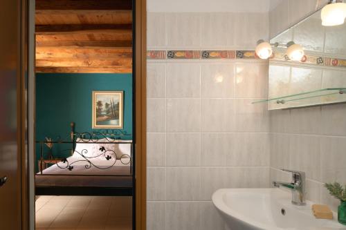 bagno con lavandino e letto di Eleni's Cottage, for Natural Living, By ThinkVilla a Punta