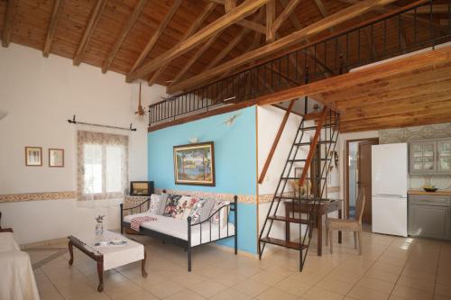 Sala de estar con cama elevada y escalera en Eleni's Cottage, for Natural Living, By ThinkVilla, en Punta