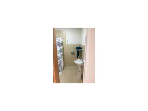 een badkamer met een toilet en een wastafel bij MLH2 Departamento in Ushuaia