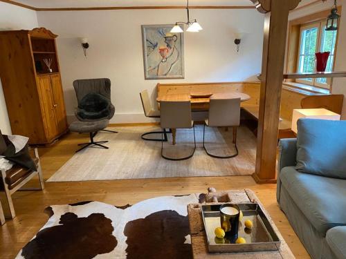 ein Wohnzimmer mit einem Tisch und einem Sofa in der Unterkunft Frein Chalets - Kaltenbach in Frein
