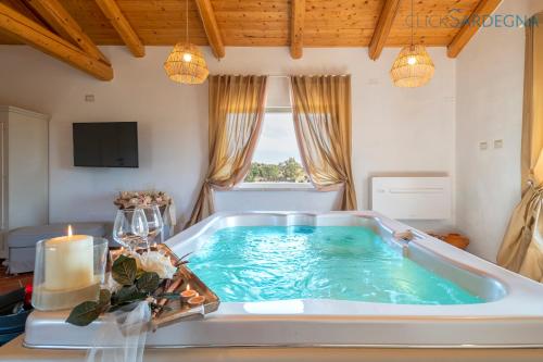 bañera grande en la sala de estar en Tenute Shardana Luxury Farmhouse with SPA, Sauna, Heated Swimming Pool en Mores