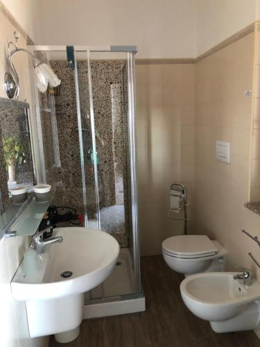 a bathroom with a shower and a sink and a toilet at B&B Rosa dei Venti in Roseto Capo Spulico
