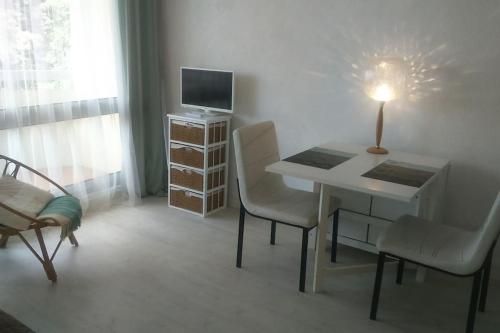 Televízia a/alebo spoločenská miestnosť v ubytovaní Studio proche de la plage