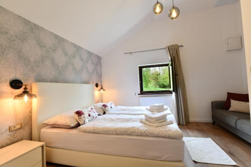 - une chambre avec un lit, une fenêtre et un canapé dans l'établissement Villa Diva Grabovčeva, à Rakovica