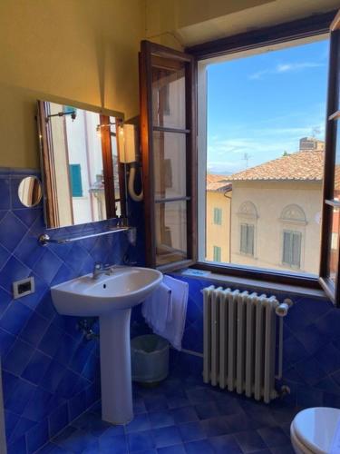 モントーポリ・イン・ヴァル・ダルノにあるQuattro Gigli Palaceのバスルーム(洗面台、窓付)
