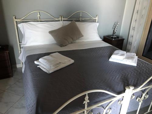 a large bed with two towels on it at B&B Rosa dei Venti in Roseto Capo Spulico