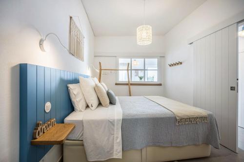 比什普鎮的住宿－Casa Mateus，一间卧室配有一张蓝色墙壁的床