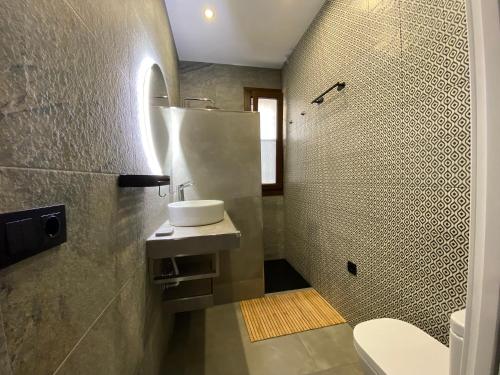 ein Badezimmer mit Waschbecken und Dusche in der Unterkunft Apartamentos La Cámara II Córdoba Corredera in Córdoba