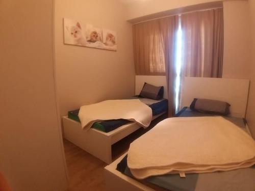 Habitación con 2 camas y ventana en Distinctive apartment (2+1)Babacan, en Estambul