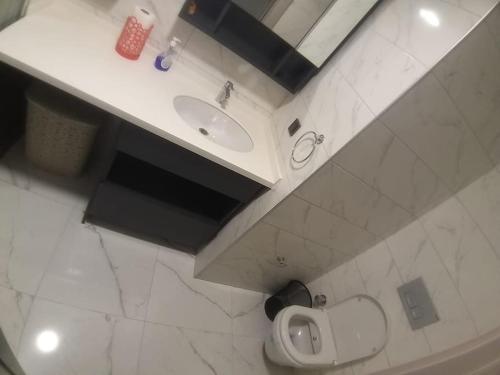 bagno bianco con lavandino e servizi igienici di Distinctive apartment (2+1)Babacan a Istanbul