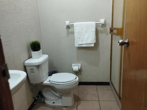 a small bathroom with a toilet and a sink at Departamento Equipado á 3 minutos del Consulado americano 2 RECAMARAS in Manuel F. Martínez