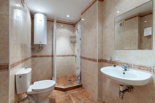 uma casa de banho com um WC, um lavatório e um chuveiro em Midia Family Resort All-Inclusive em Aheloy