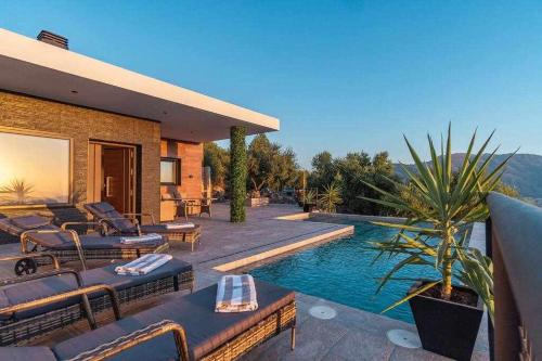 a villa with a swimming pool and a resort at Villa Fahrenheit in El Gastor