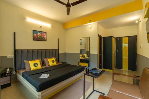 1 dormitorio con 1 cama con almohadas amarillas en The Hosteller Kasol en Kasol
