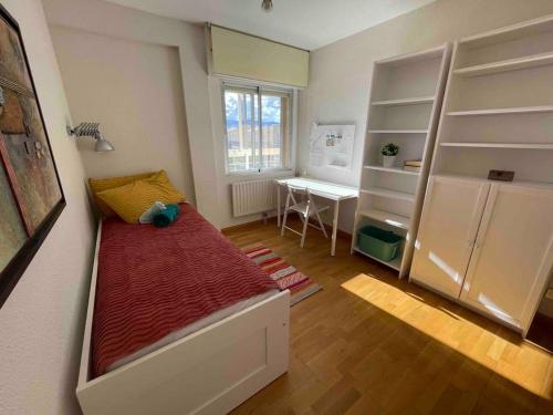 Habitación pequeña con cama y escritorio. en Amplio piso sierra. Bien comunicado con Madrid., 