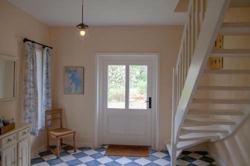 a hallway with a white door and a staircase at Onkel-Blau-Ferien-in-Troja in Lärz