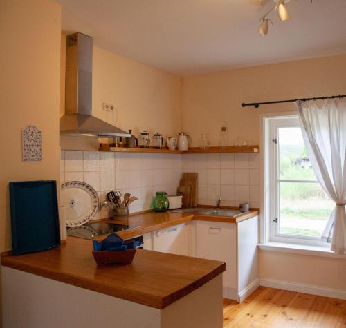 a kitchen with a counter top and a window at Onkel-Blau-Ferien-in-Troja in Lärz