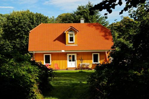 an orange house with an orange roof at Tante-Braun-Ferien-in-Troja in Lärz
