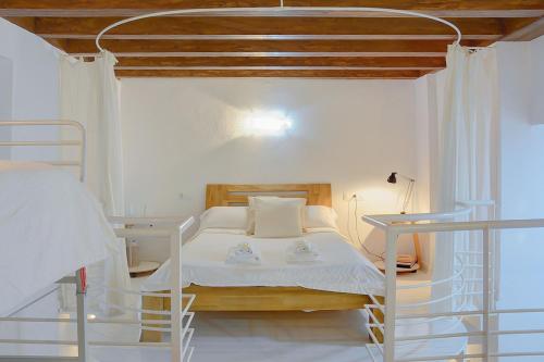 1 dormitorio con 1 cama y 2 literas en Triplex San Isidoro, en Sevilla