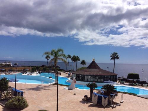 Kolam renang di atau dekat dengan Rocas del Mar with heated Pool and double Terrace